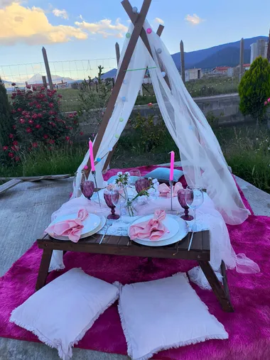 Mesa decorada en tipi