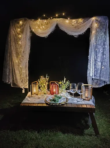 Mesa decorada en estilo camping