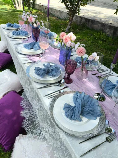 Mesa decorada en jardín