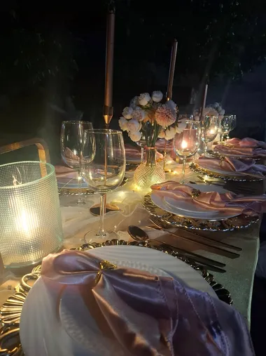Mesa decorada en estilo noche