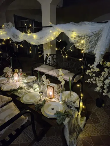 Mesa decorada en palapa